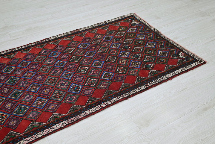 red Accent rug 3' 1" x 6' 5"