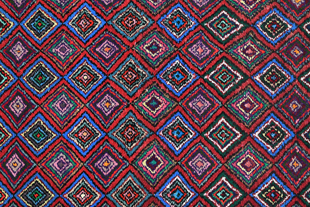 red Accent rug 3' 1" x 6' 5"