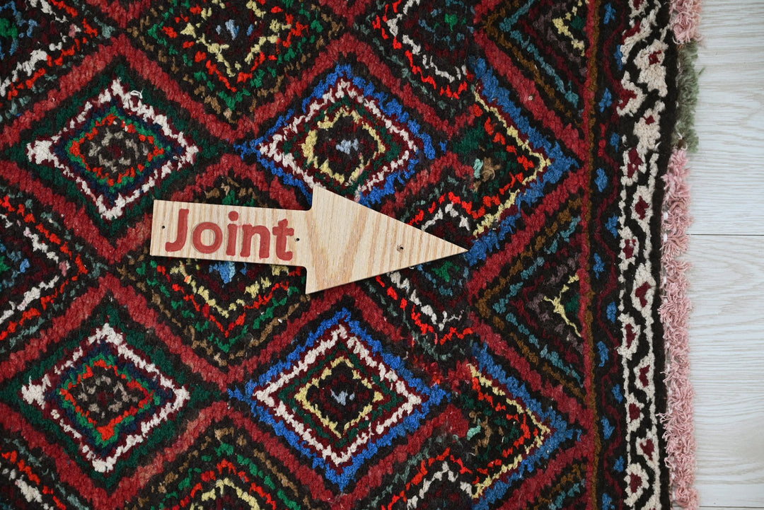 red Accent rug 3' 1" x 6' 5"