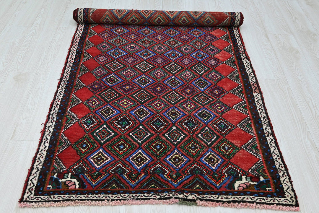 red Accent rug 3' 1" x 6' 5"