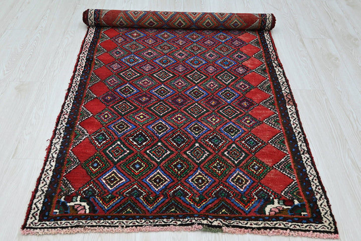red Accent rug 3' 1" x 6' 5"