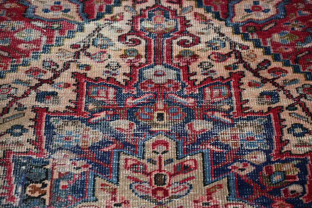 red Accent rug 3' 11" x 6' 6"