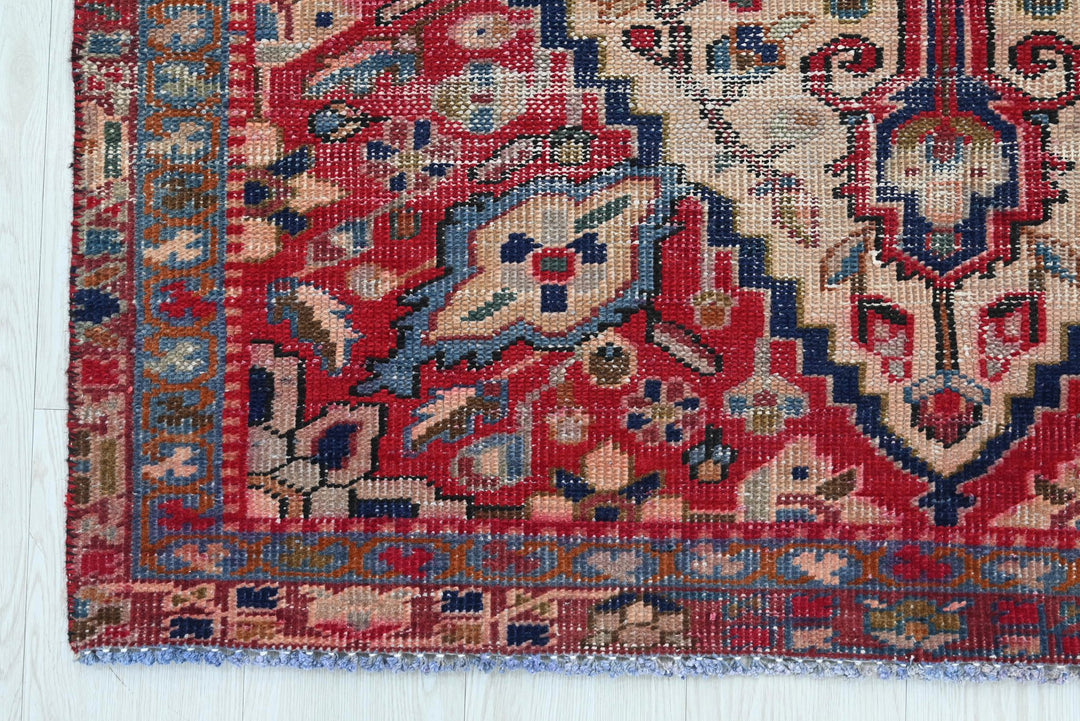 red Accent rug 3' 11" x 6' 6"