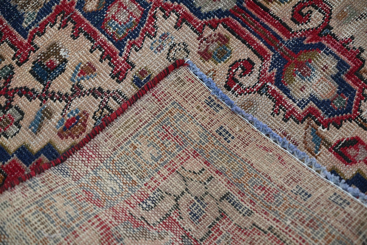 red Accent rug 3' 11" x 6' 6"