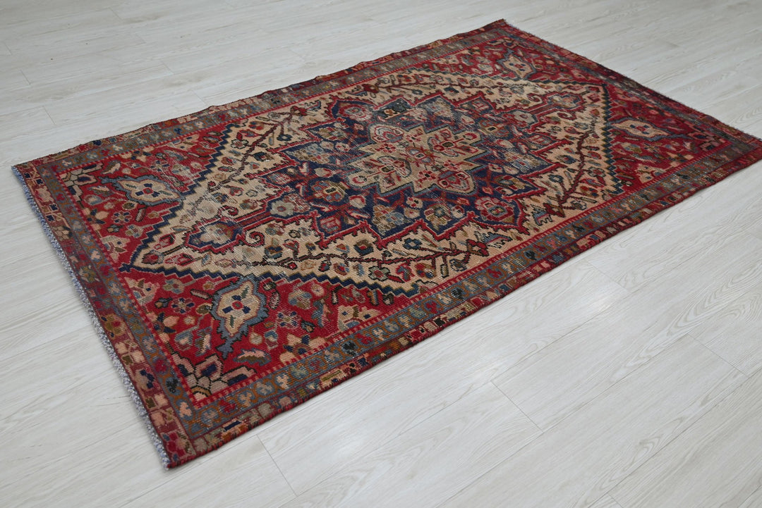 red Accent rug 3' 11" x 6' 6"