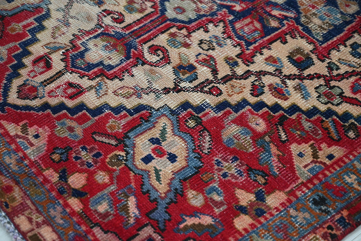 red Accent rug 3' 11" x 6' 6"