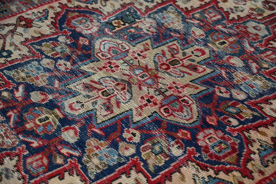 red Accent rug 3' 11" x 6' 6"