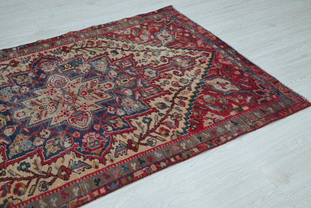 red Accent rug 3' 11" x 6' 6"