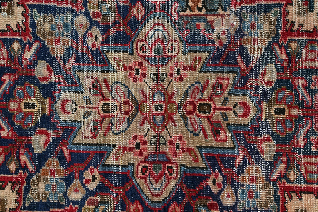 red Accent rug 3' 11" x 6' 6"