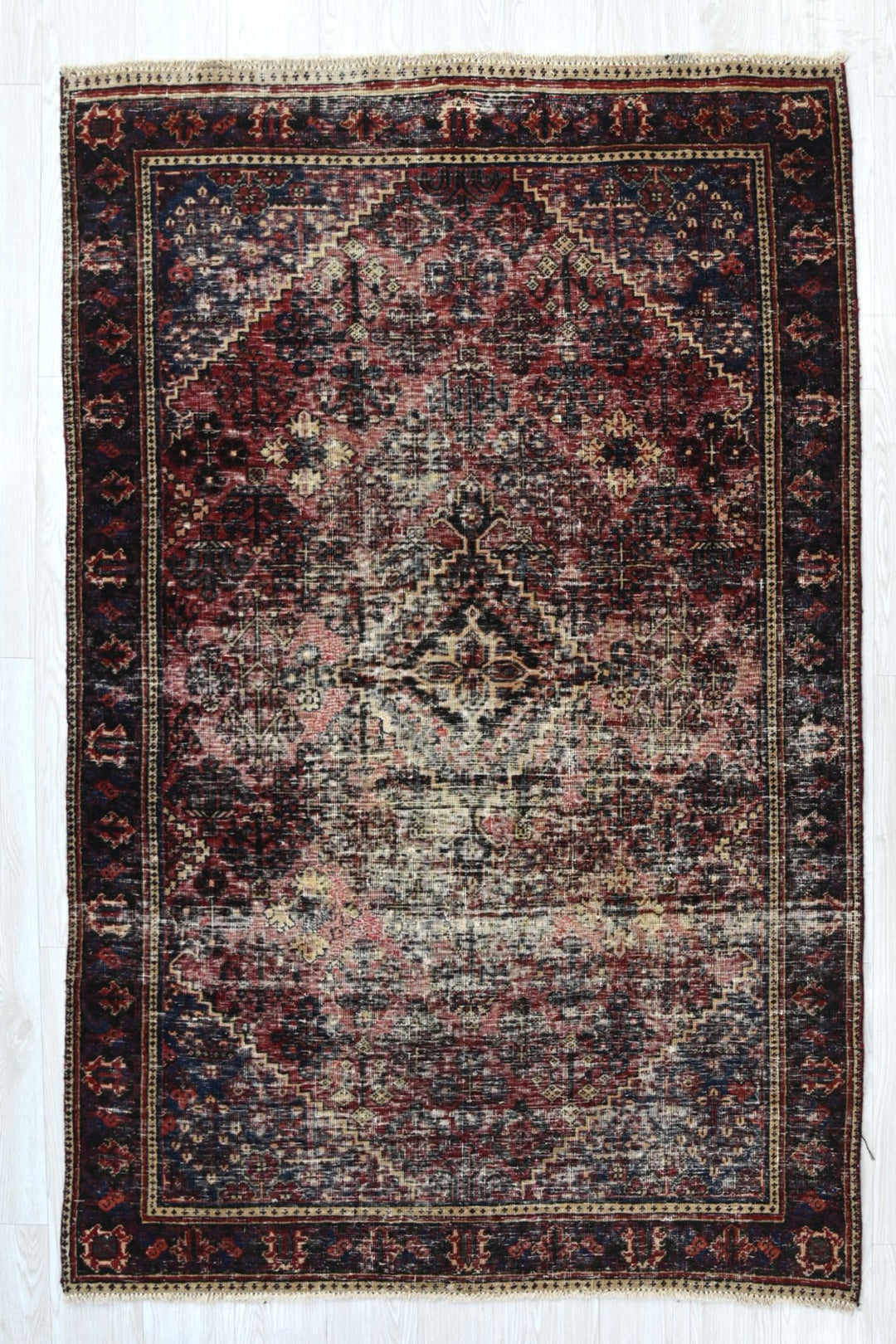 red Accent rug 4' 3" x 6' 5"