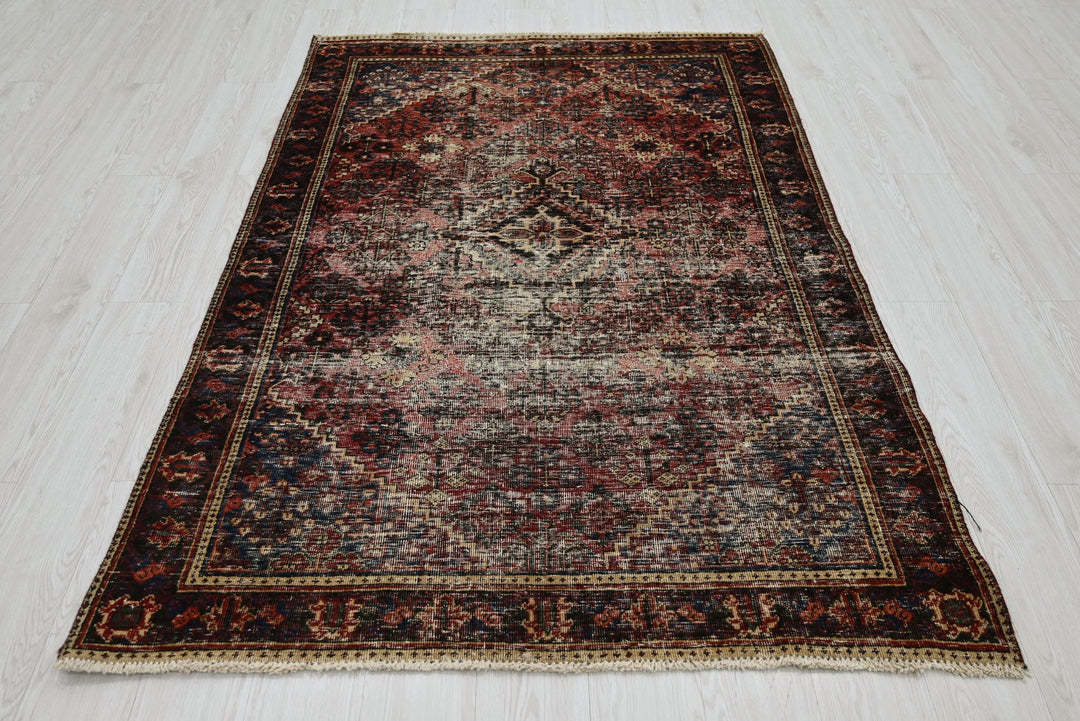 red Accent rug 4' 3" x 6' 5"