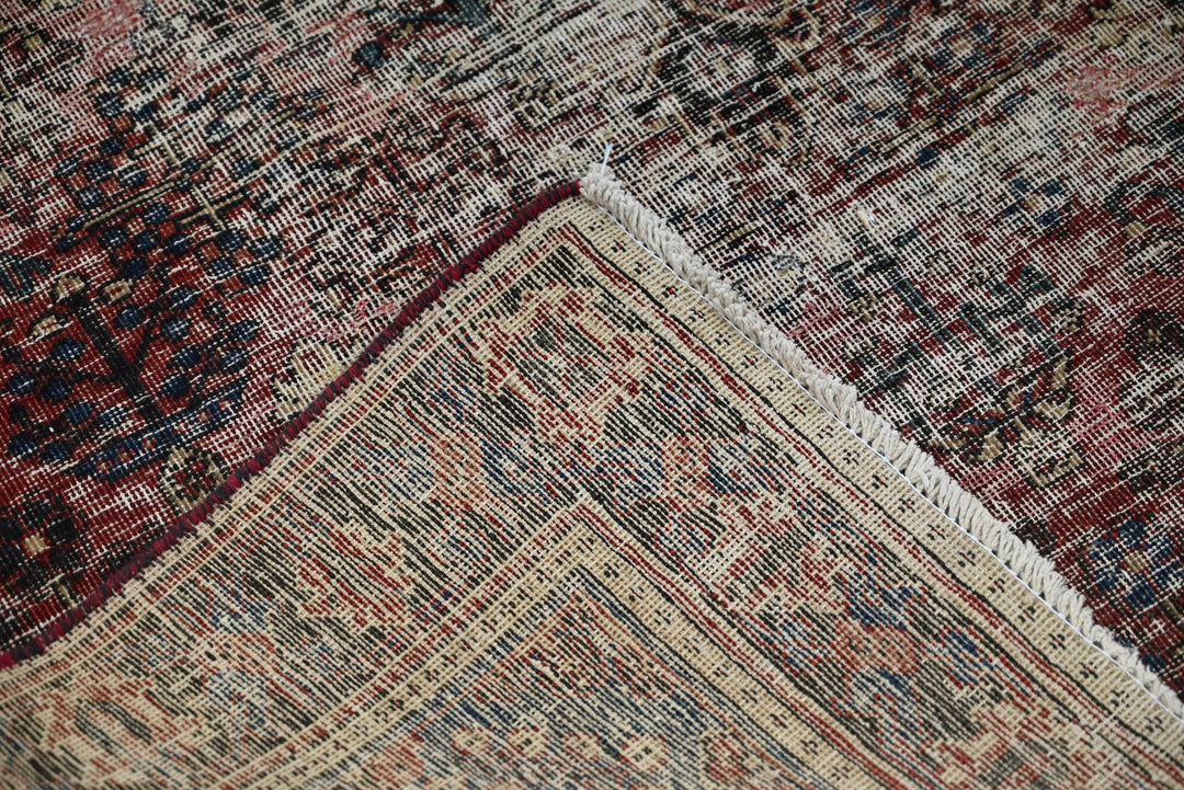 red Accent rug 4' 3" x 6' 5"