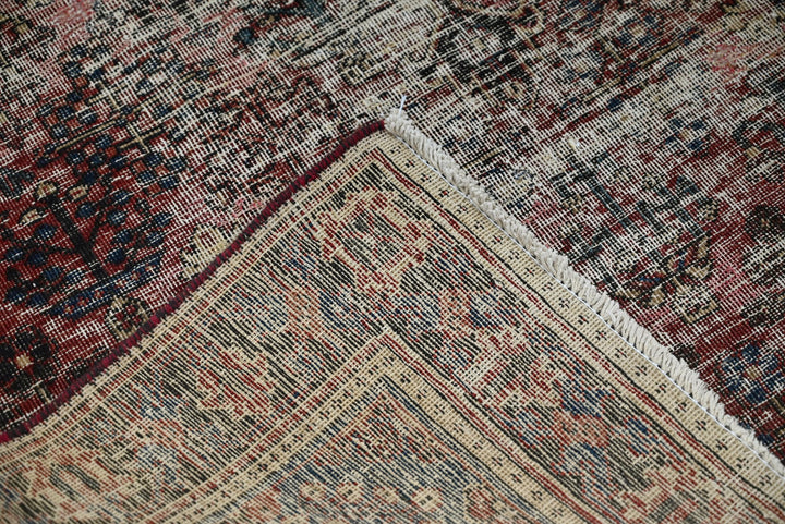 red Accent rug 4' 3" x 6' 5"