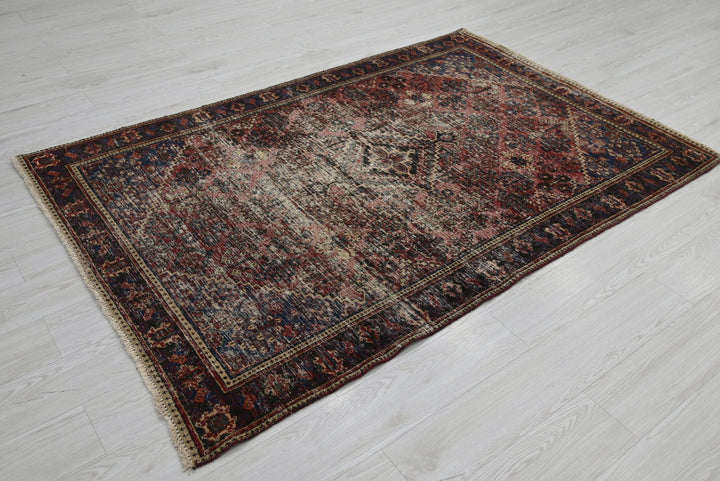 red Accent rug 4' 3" x 6' 5"