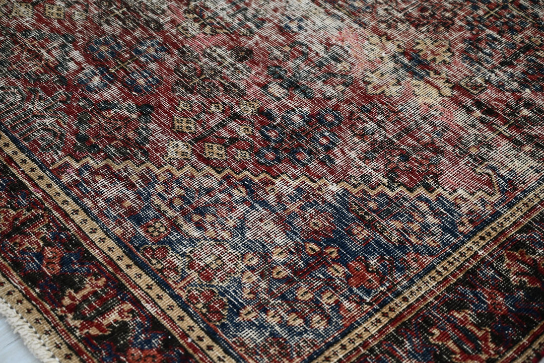 red Accent rug 4' 3" x 6' 5"