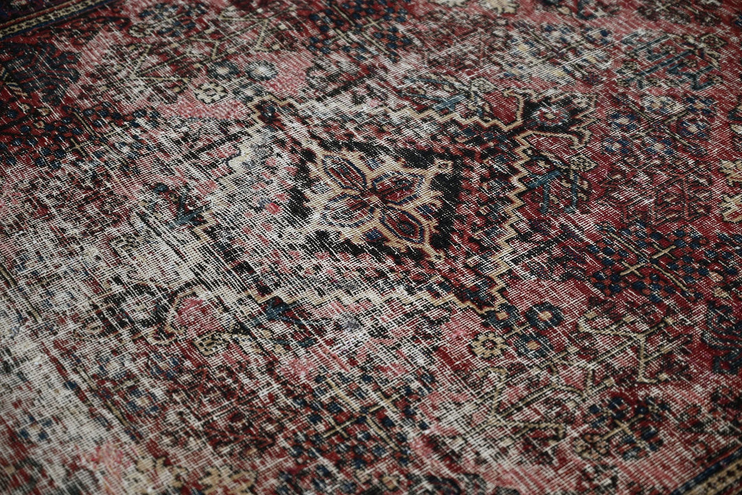 red Accent rug 4' 3" x 6' 5"