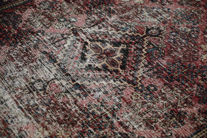 red Accent rug 4' 3" x 6' 5"