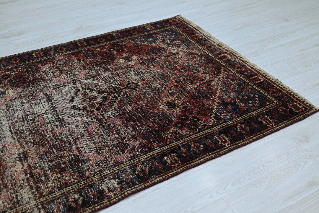 red Accent rug 4' 3" x 6' 5"