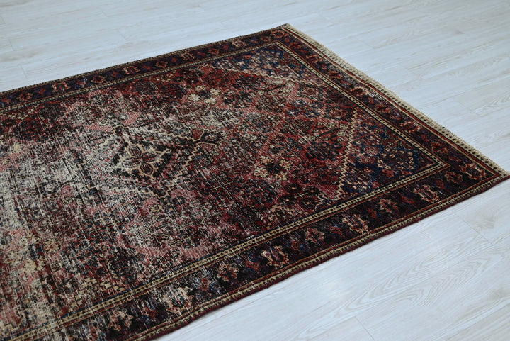 red Accent rug 4' 3" x 6' 5"