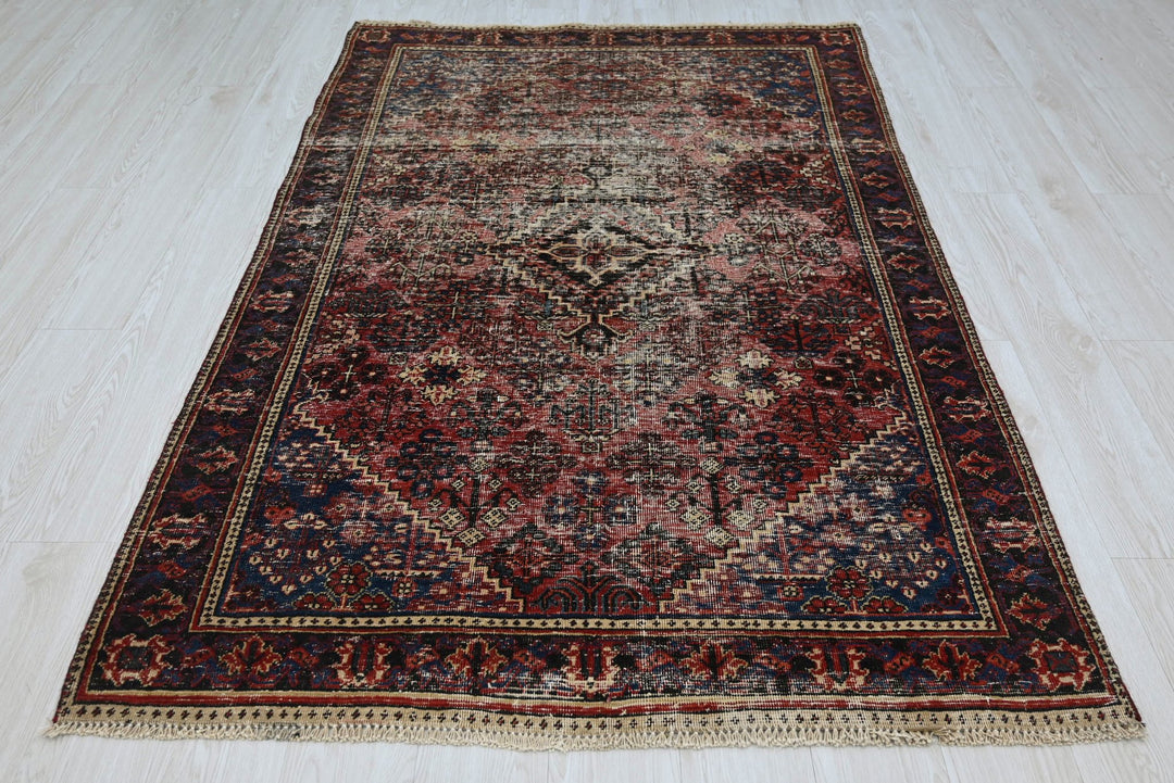 red Accent rug 4' 3" x 6' 5"