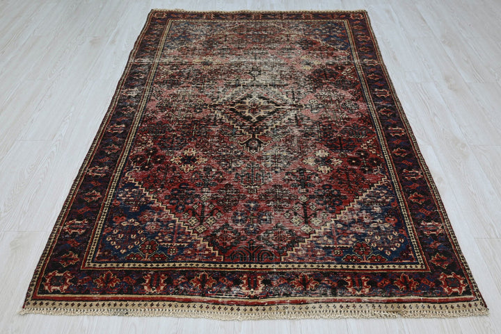red Accent rug 4' 3" x 6' 5"