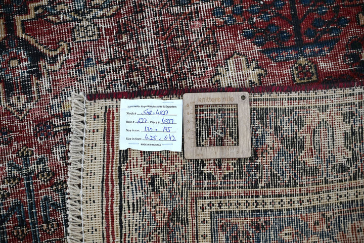 red Accent rug 4' 3" x 6' 5"
