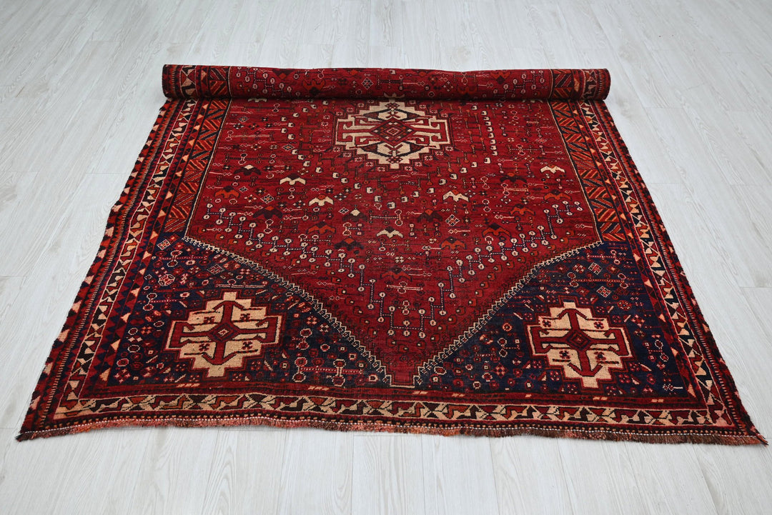 red Medium rug 5' 6" x 7' 8"