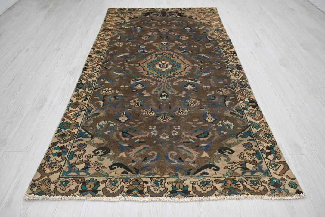 brown Medium rug 4' 11" x 9' 2"