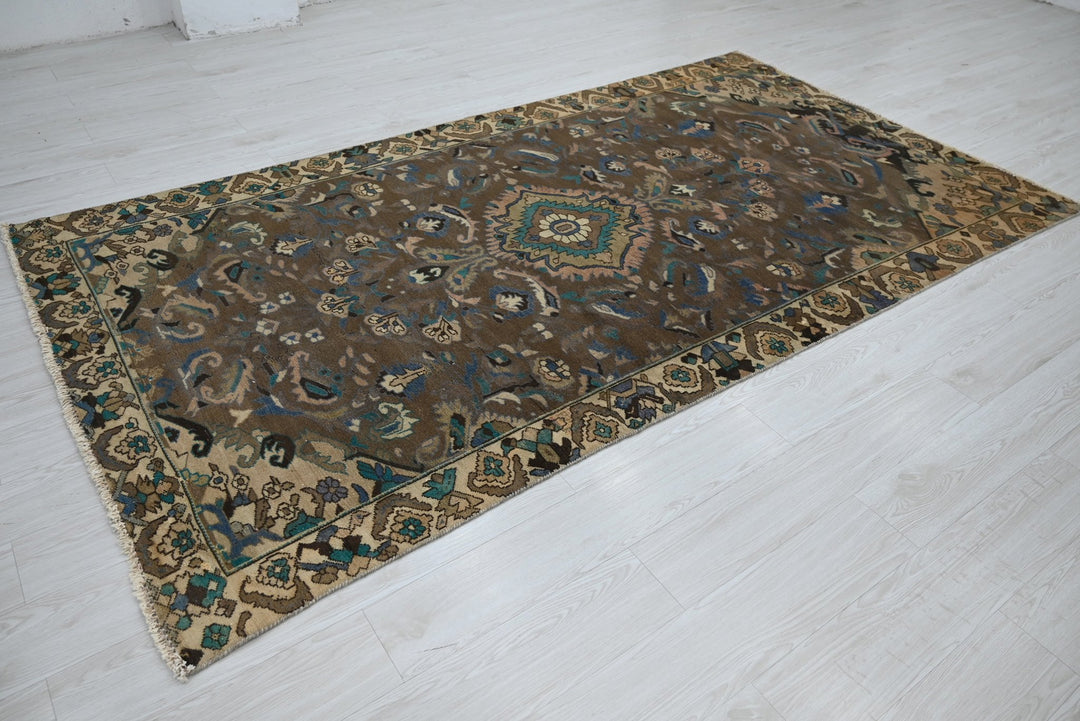 brown Medium rug 4' 11" x 9' 2"