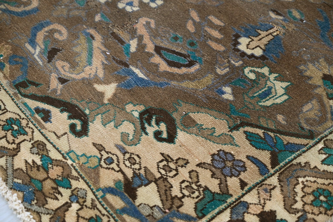 brown Medium rug 4' 11" x 9' 2"