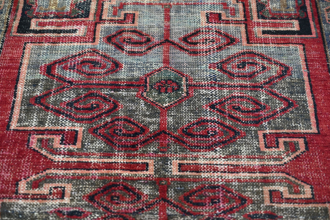 red Accent rug 3' 7" x 5' 5"