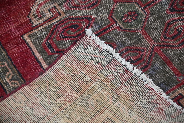 red Accent rug 3' 7" x 5' 5"