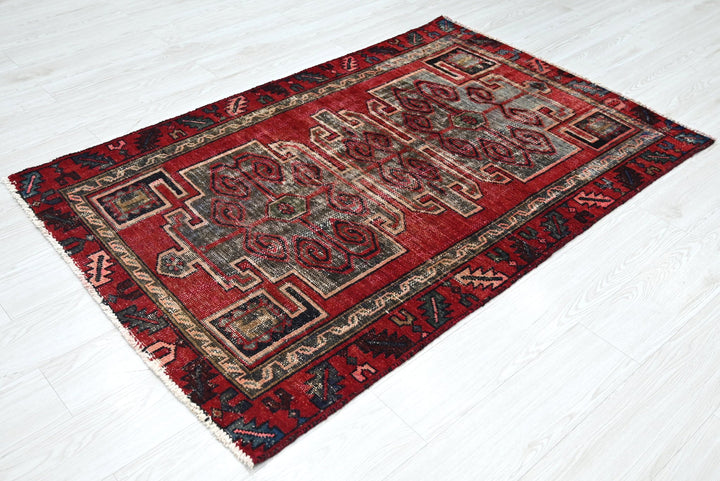 red Accent rug 3' 7" x 5' 5"