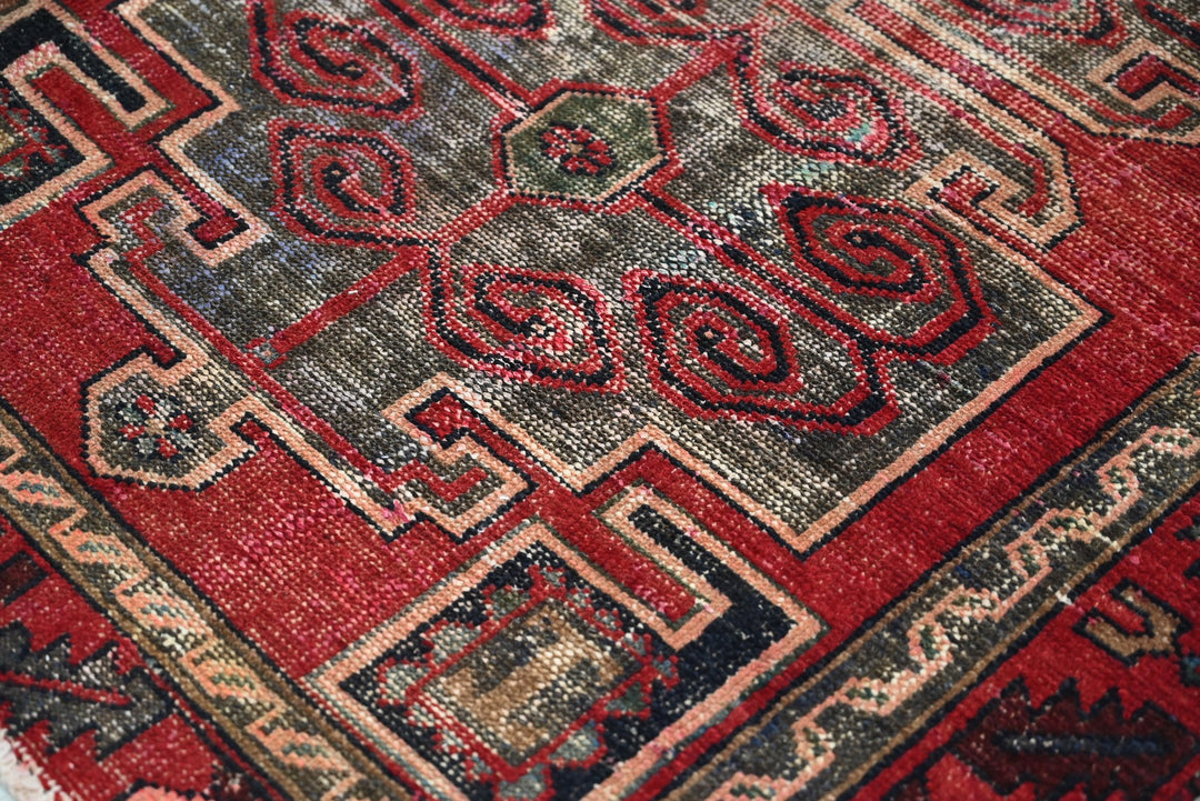 red Accent rug 3' 7" x 5' 5"