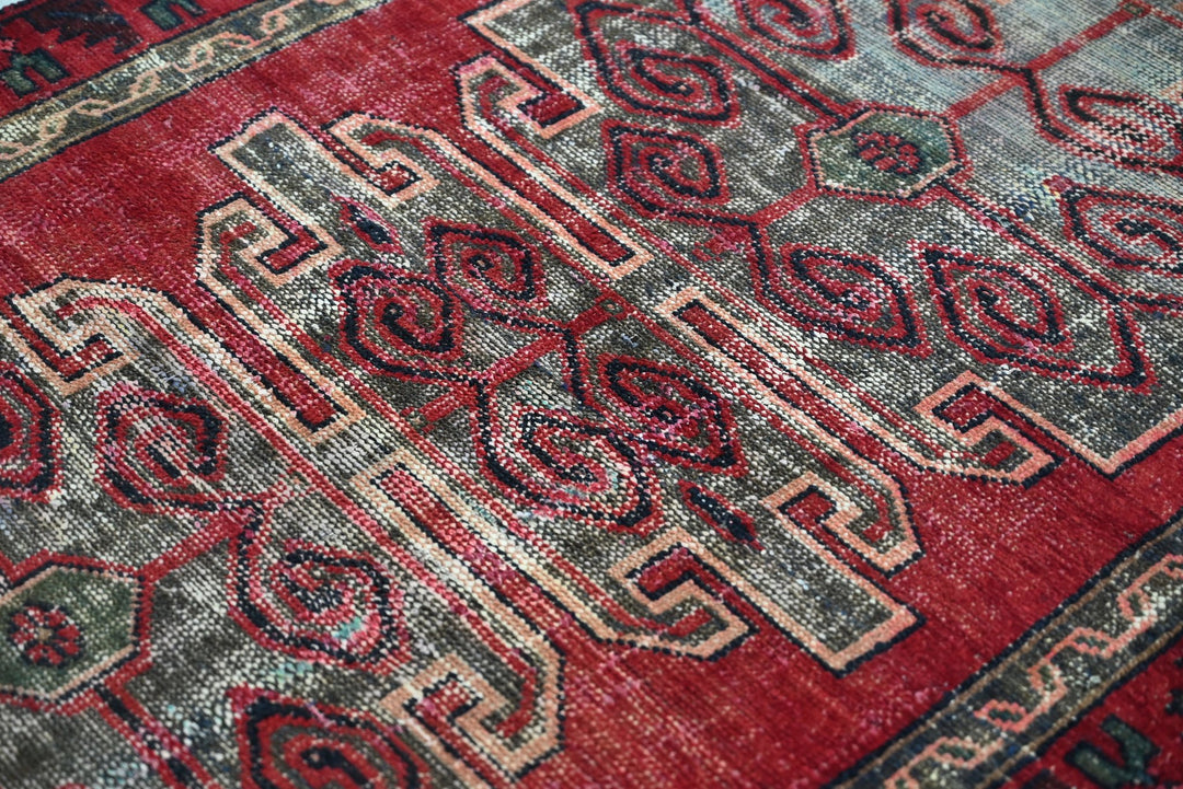 red Accent rug 3' 7" x 5' 5"