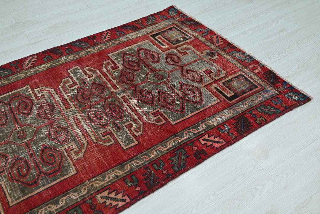 red Accent rug 3' 7" x 5' 5"