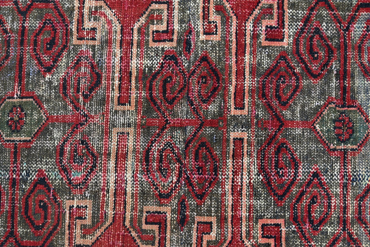 red Accent rug 3' 7" x 5' 5"