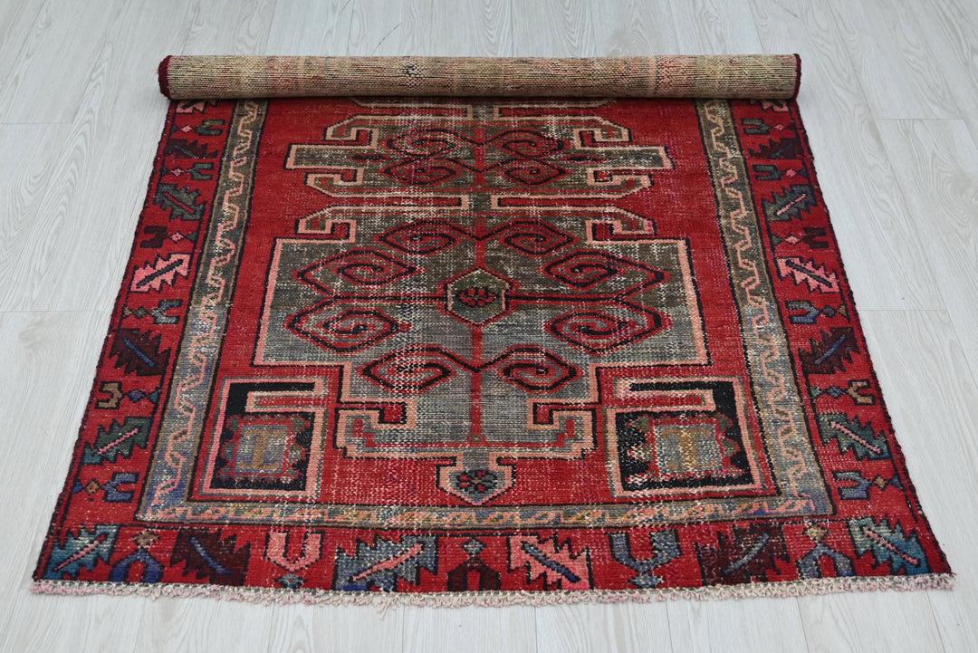 red Accent rug 3' 7" x 5' 5"