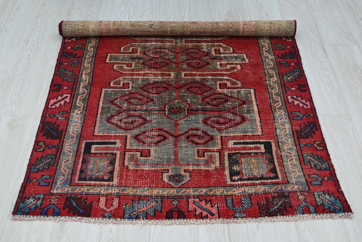 red Accent rug 3' 7" x 5' 5"