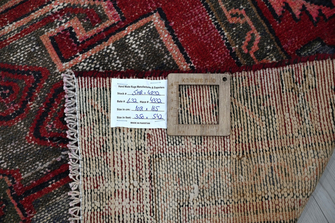 red Accent rug 3' 7" x 5' 5"