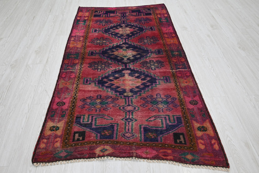red Accent rug 3' 5" x 6' 5"