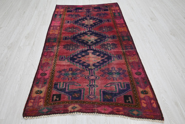 red Accent rug 3' 5" x 6' 5"