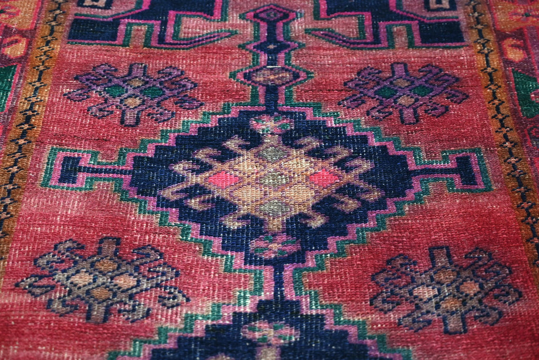 red Accent rug 3' 5" x 6' 5"