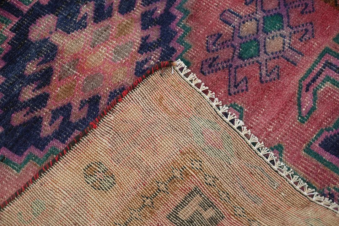 red Accent rug 3' 5" x 6' 5"