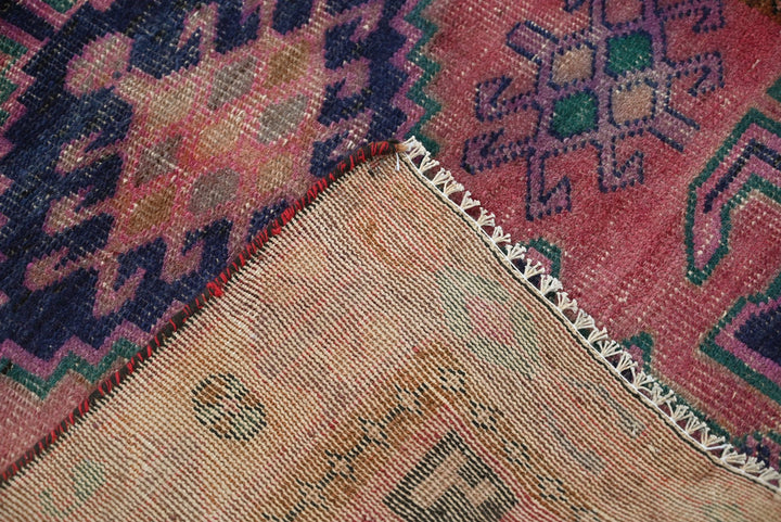 red Accent rug 3' 5" x 6' 5"