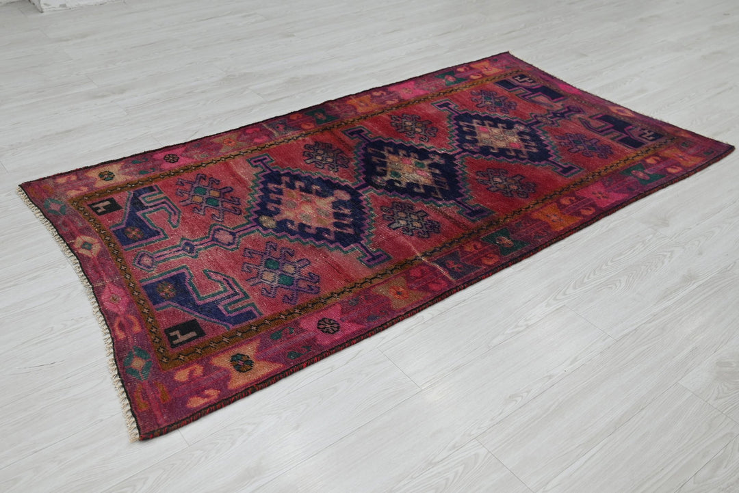 red Accent rug 3' 5" x 6' 5"