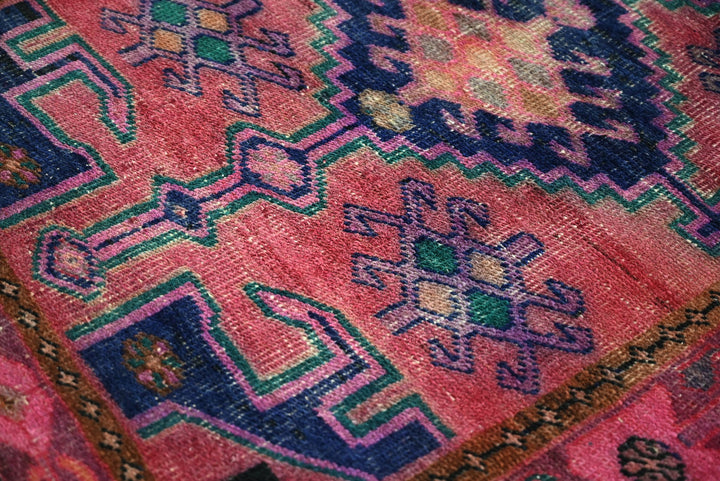 red Accent rug 3' 5" x 6' 5"