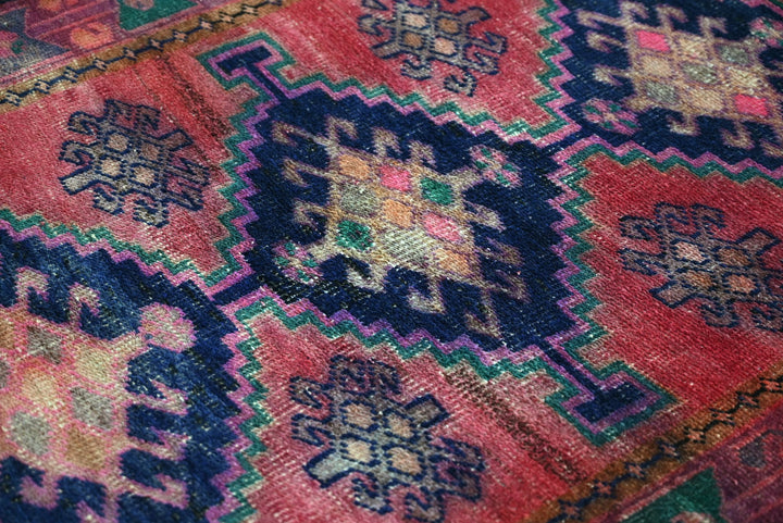 red Accent rug 3' 5" x 6' 5"