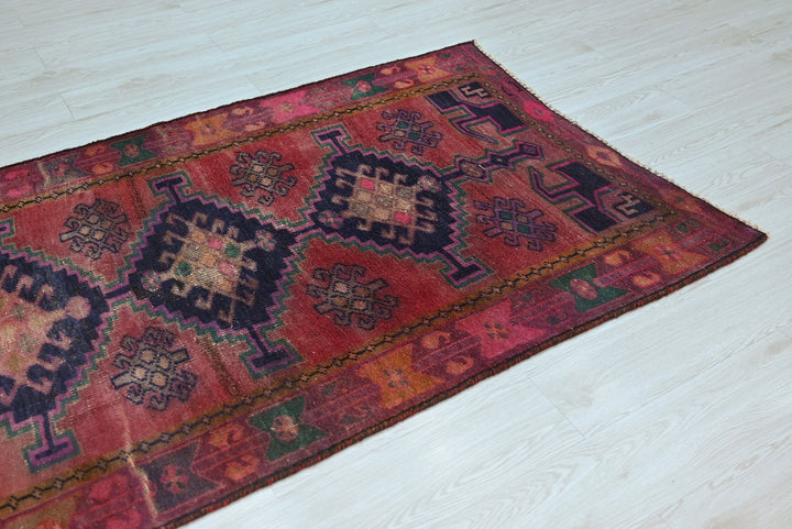 red Accent rug 3' 5" x 6' 5"