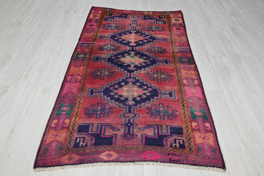 red Accent rug 3' 5" x 6' 5"